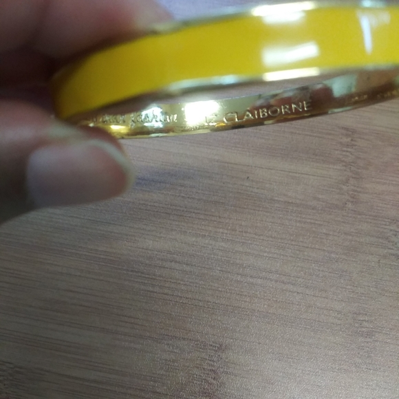 Liz Claiborne Enamel Bangle Gold B Accent Bracelet Cuff Inscription - Picture 4 of 4